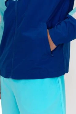 Breeze 2.0 Windbreaker - Light Smoke Grey/Neon Sky/Marine Blue -Sport Wear Daily Store BREEZE 2.0 WINDBREAKER MICROCHIP BLUEFISH SODALITE BLUE Sleeve Detail