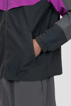 Breeze 2.0 Windbreaker - Cement Grey/Electric Purple/Asphalt -Sport Wear Daily Store BREEZE 2.0 WINDBREAKER CASTLEROCK PURPLE CACTUS FLOWER ASPHALT Sleeve Detail