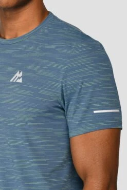 Fly 2.0 T-Shirt - Steel Blue/OG Neon/Moonstone -Sport Wear Daily Store FLY 2.0 TEE STEEL BLUE OG NEON MOONSTONE Logo detail