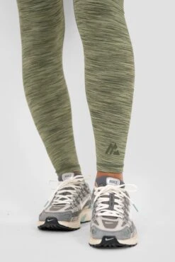 Icon Lite Legging - Khaki Multi -Sport Wear Daily Store ICON LITE LEGGING OIL GREEN FOUR LEAF CLOVER TEA Logo Detail