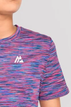 Junior Trail 2.0 T-Shirt - Navy/Pink -Sport Wear Daily Store JN TRAIL 2.0 TEE MIDNIGHT BLUE NEON BLUE NEON SKY SHOCKING PINK MAGENTA logo detail