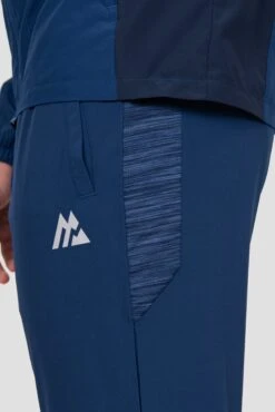 Trail Panel Running Pant - Navy Multi 17 Trail Panel Running Pant - Navy Multi -Sport Wear Daily Store TRAIL 2.0 PANT ESTATE BLUE SET SAIL TRUE NAVY logo detail