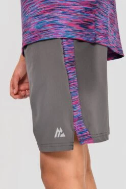 Junior Trail Panel Short - Dark Grey/Navy/Pink -Sport Wear Daily Store TRAIL PANEL SHORT CEMENT GREY MIDNIGHT BLUE SHOCKING PINK logo detail